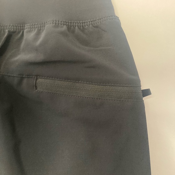 Fabletics The 9” Franchise Short - Picture 2 of 3